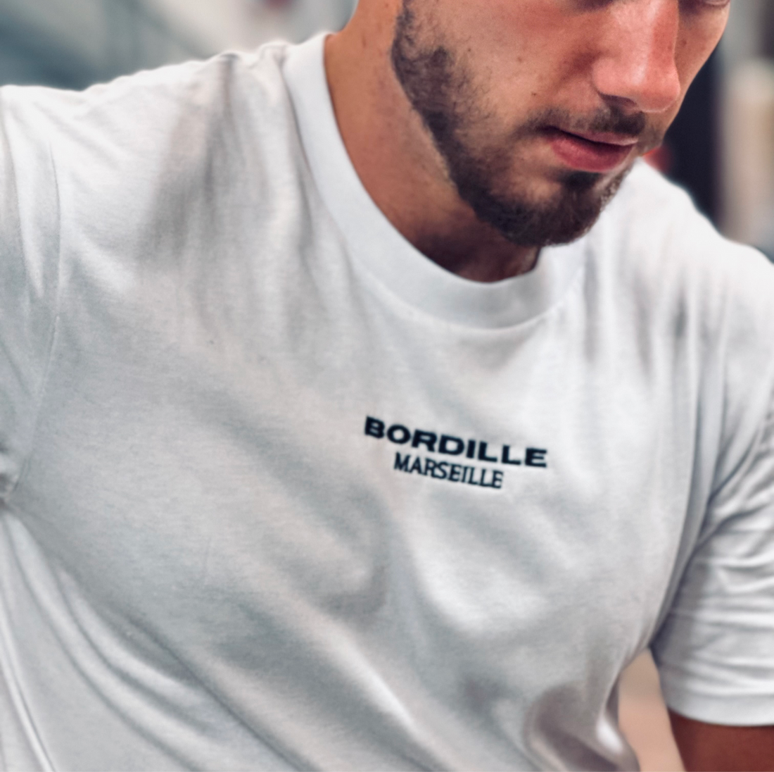 Combien coûte un bon t-shirt brodé en 2026 ? Le vrai prix du premium