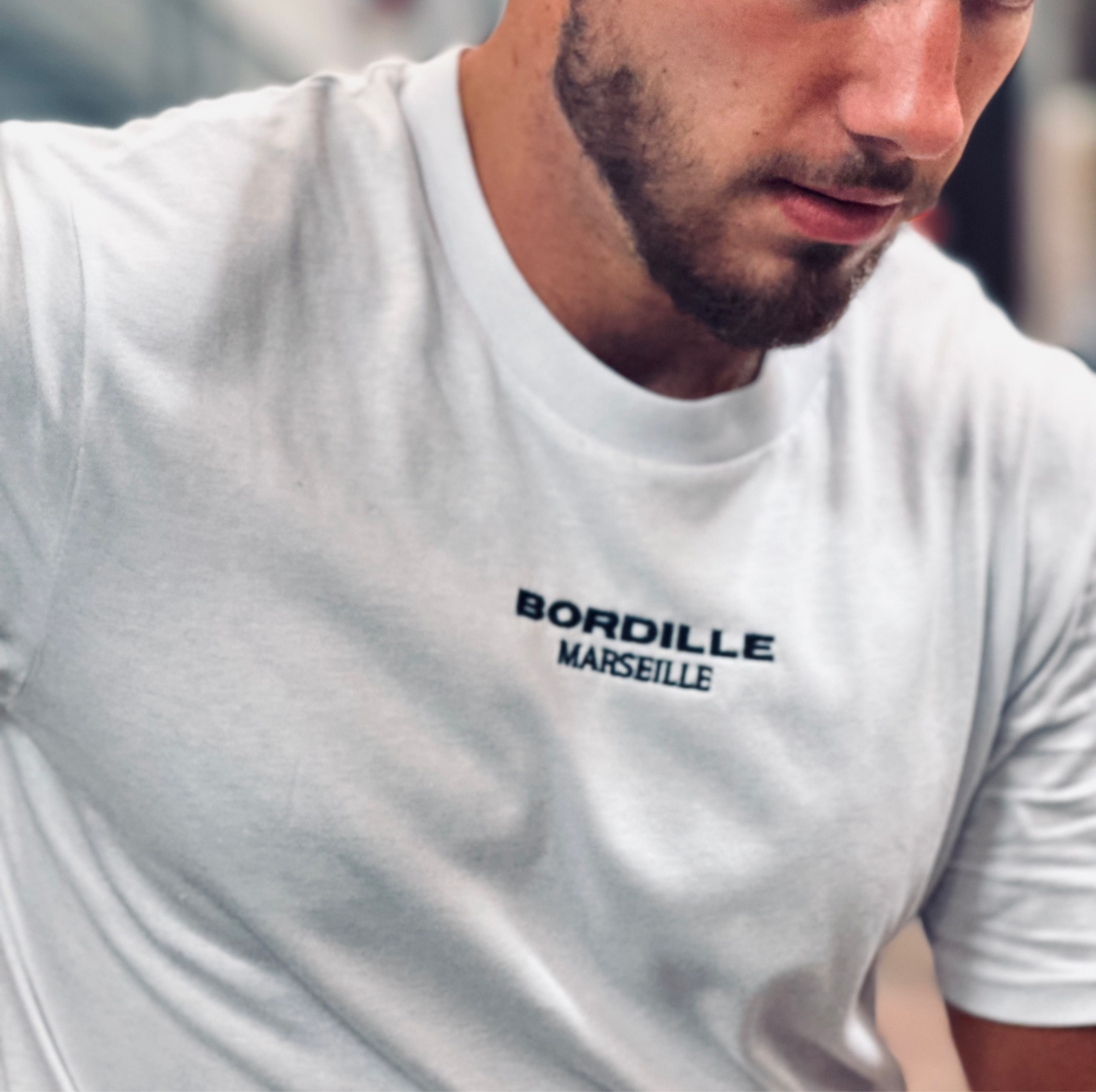 Combien coûte un bon t-shirt brodé en 2026 ? Le vrai prix du premium